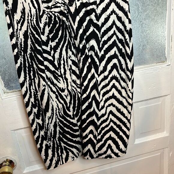 Enfocus Studio Women’s Black and White Buttoned Ruched Short Sleeve Dress Size M - Picture 3 of 5
